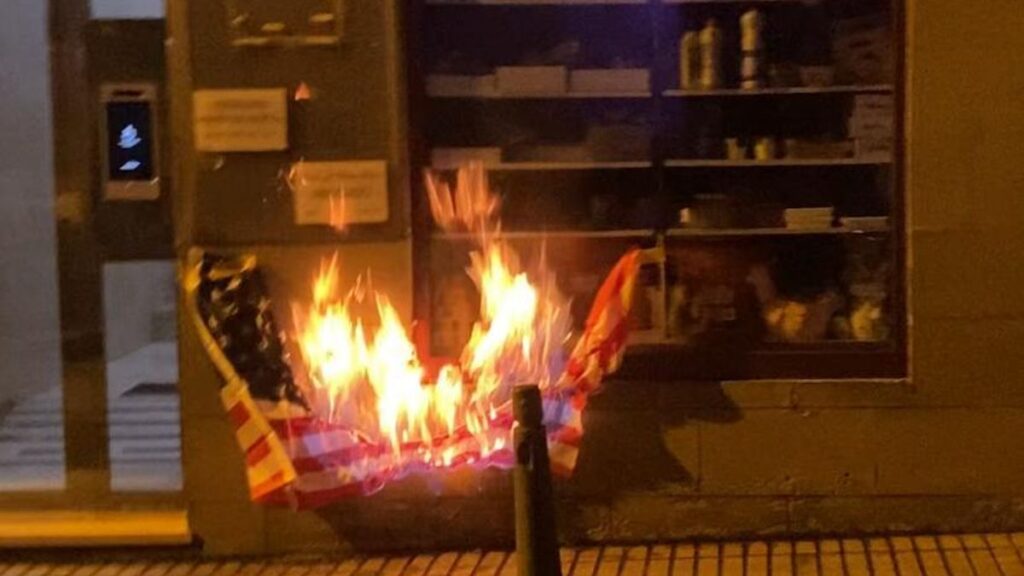 aktivisten verbrennen us flagge konsulat gran canaria