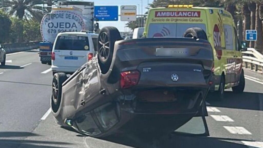 unfall gc 1 flughafen gran canaria fahrzeug ueberschlaegt sich