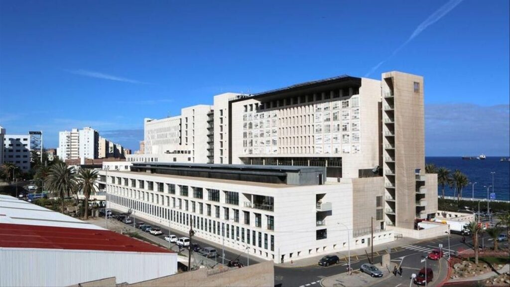 schwerer unfall arinaga auto stuerzt fuenf meter