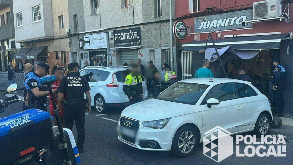 auto faehrt in bar terrasse santa cruz teneriffa
