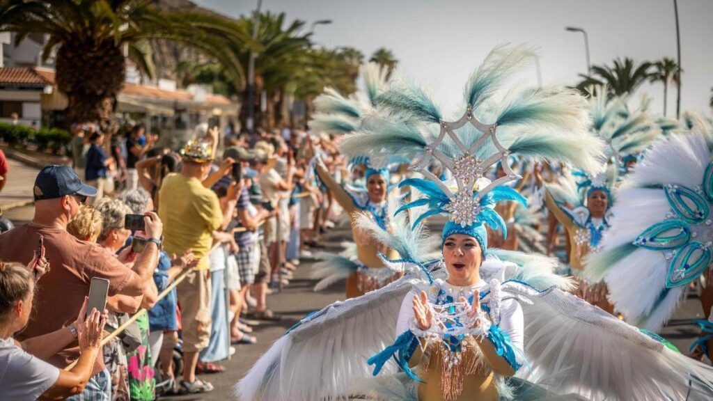 karneval abschluss los cristianos touristen spektakel