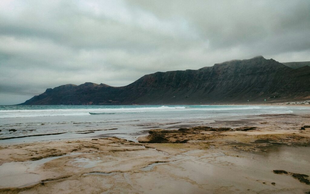 Playa de Famara Lanzarote Strand und Klippen