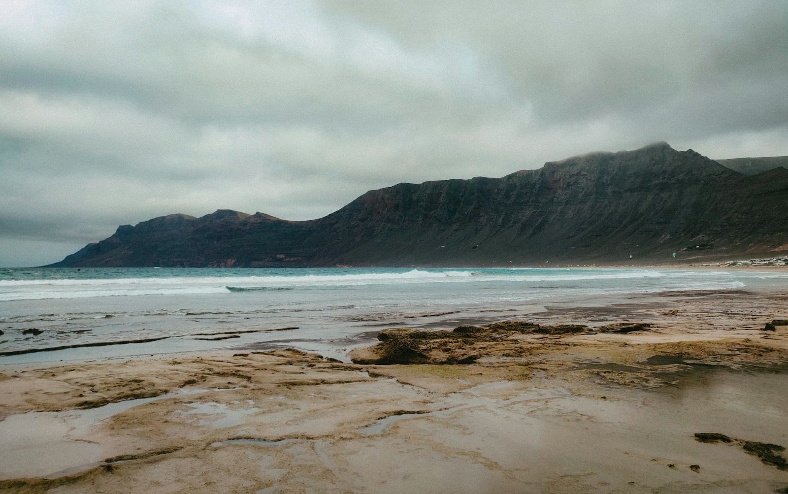 Playa de Famara Lanzarote Strand und Klippen