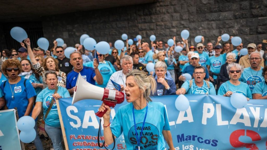 protest strand san marcos icod teneriffa