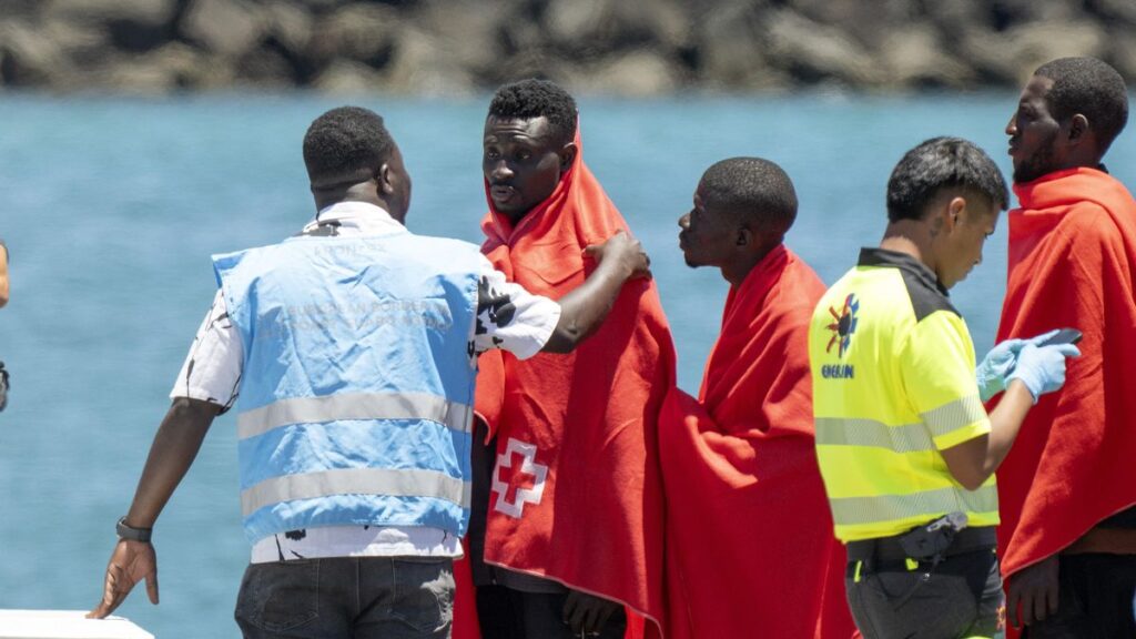 fluechtlingsboot vor lanzarote menschen gerettet