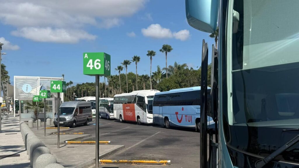 chaos am flughafen zoff um neue zugangsregeln fuer busse