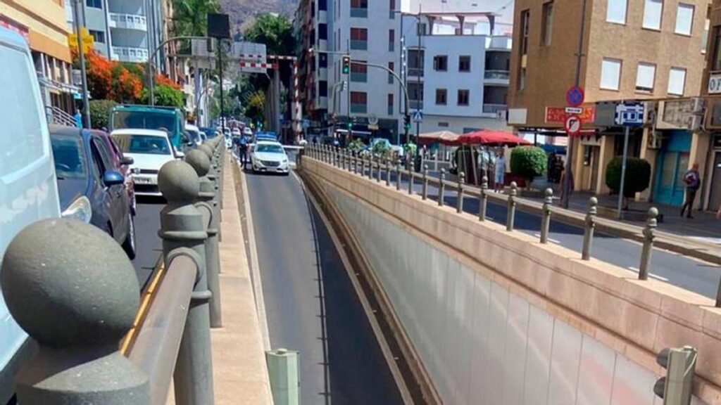 auto tunnel tres de mayo santa cruz geparkt